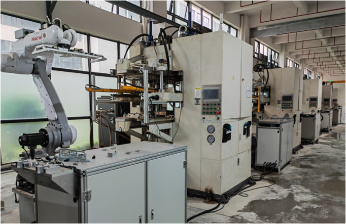 碳纖維雙層熱壓機(jī)上下料機(jī)器人方案 