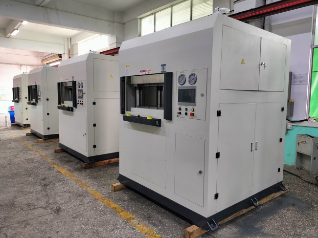 碳纖維熱壓成型機(jī)在新能源汽車(chē)、鋰電池、光伏產(chǎn)業(yè)的應(yīng)用