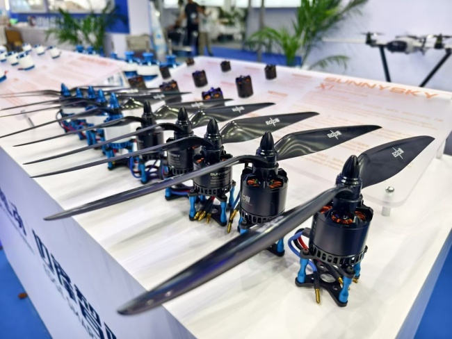 碳纖維熱壓機在無人機制造中的優(yōu)勢 碳纖維熱壓機在無人機制造中的優(yōu)勢